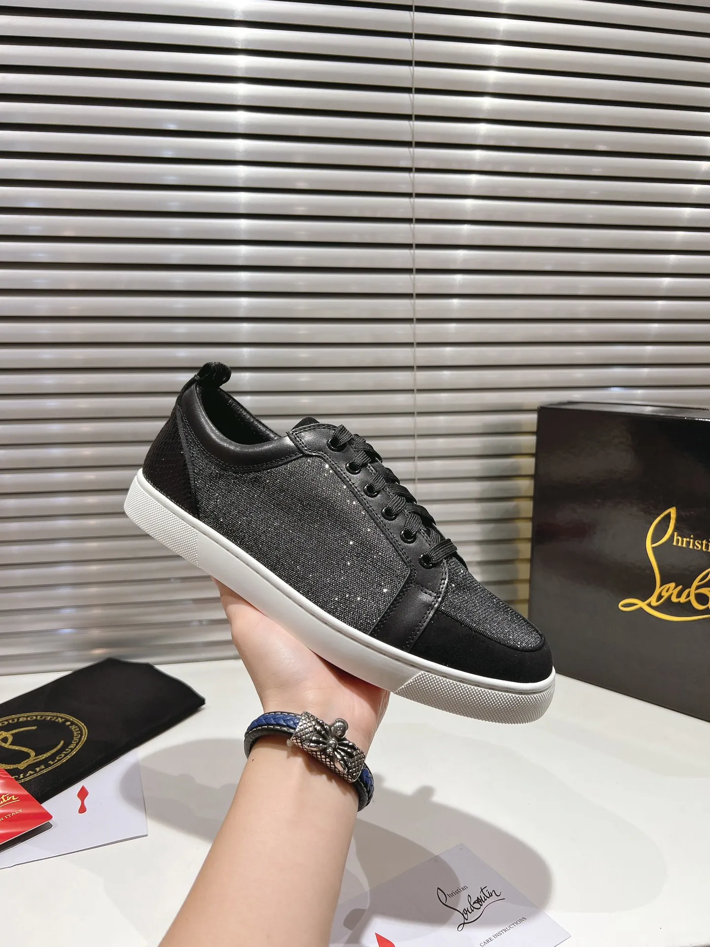 👟👟Ex-factory price 660👟👟 ╔Low-cut color matching model╗ ·Top version customization·2024𝐬𝐬 𝑪𝒉𝒓𝒊𝒔𝒕𝒊𝒂𝒏 𝑳𝒐𝒖𝒃𝒐𝒖𝒕𝒊𝒏 ▪️No matter the last shape, fabric, diamonds, nails, lining, outsole, it is as close as possible to ZP... ▪️The original sole is specially provided by the original factory ▪️The lining is imported water-dyed cowhide ▪️Private customization time is about 3-7 days —————— Size: Women's 35M-41M Men's 38M-48M